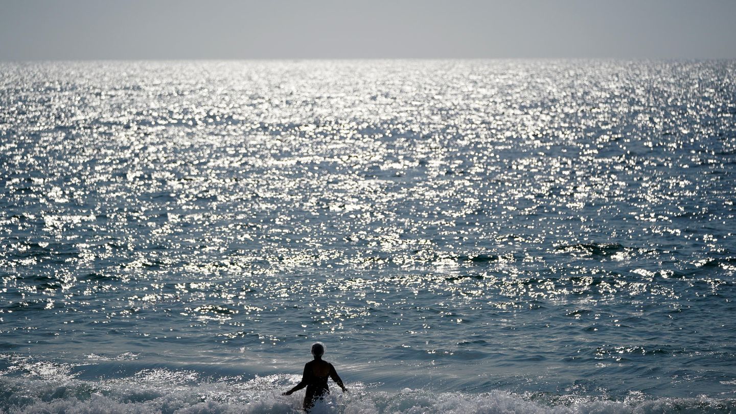 Eine Frau kühlt sich in Redondo Beach, Kalifornien, im Meer ab – soweit das noch möglich ist