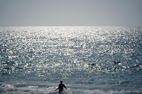 Eine Frau kühlt sich in Redondo Beach, Kalifornien, im Meer ab – soweit das noch möglich ist