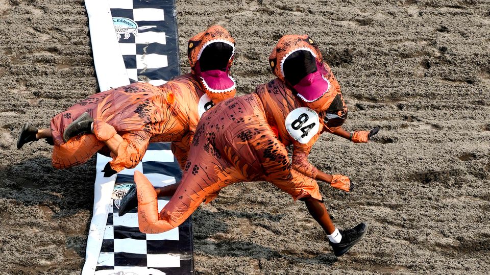 Sprinten im T-Rex-Kostüm: Weltmeisterschaftsrennen endet mit Fotofinish