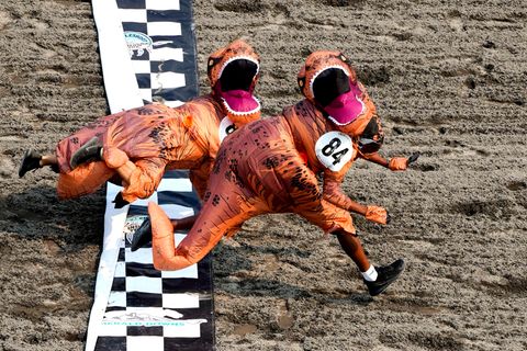 Sprinten im T-Rex-Kostüm: Weltmeisterschaftsrennen endet mit Fotofinish