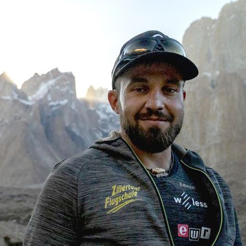 Lukas Wörle steht vor einer Bergkulisse