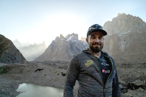 Lukas Wörle steht vor einer Bergkulisse
