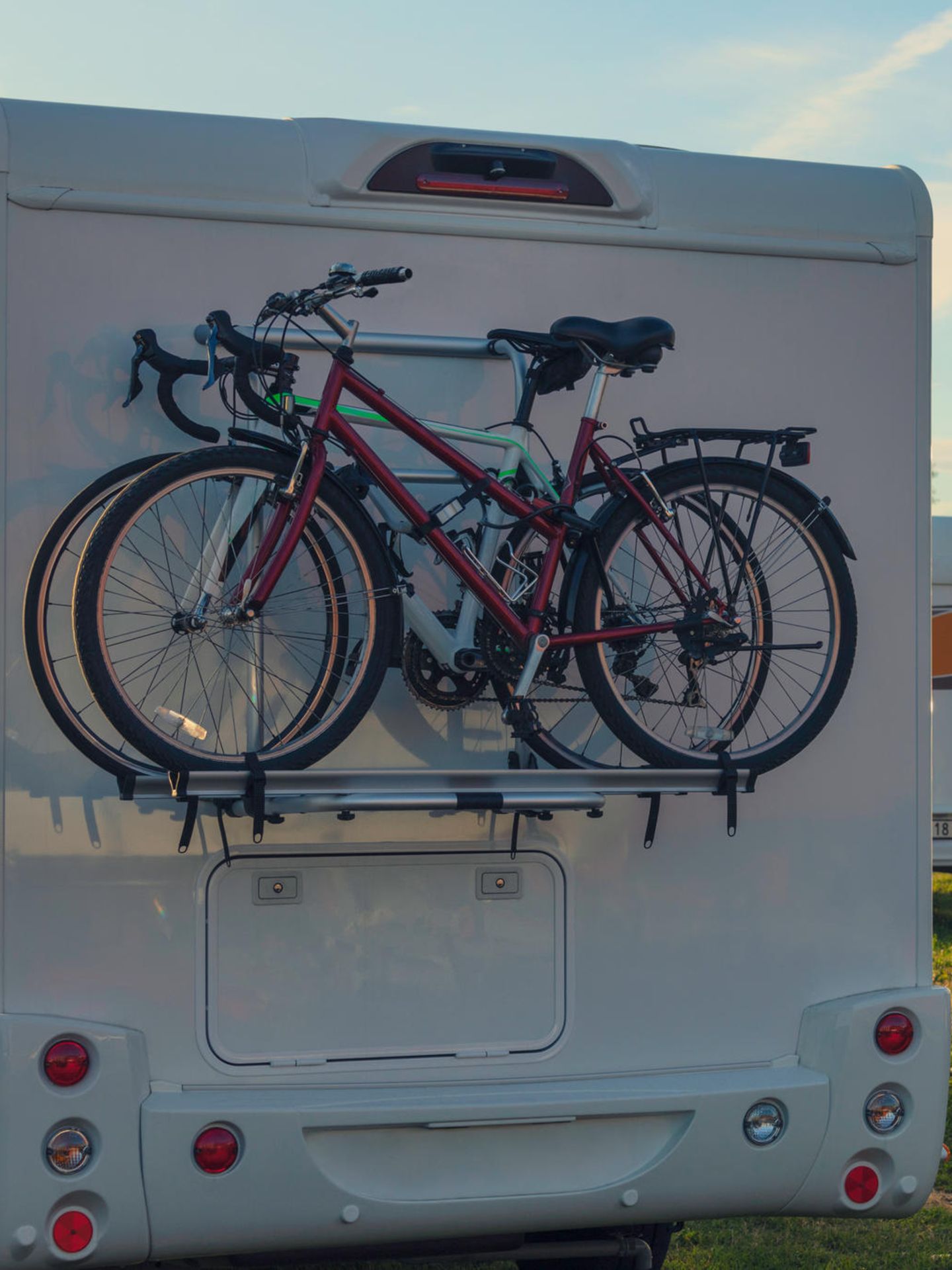 Wohnwagen und Wohnmobil stehen nebeneinander