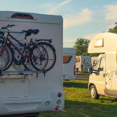 Wohnwagen und Wohnmobil stehen nebeneinander