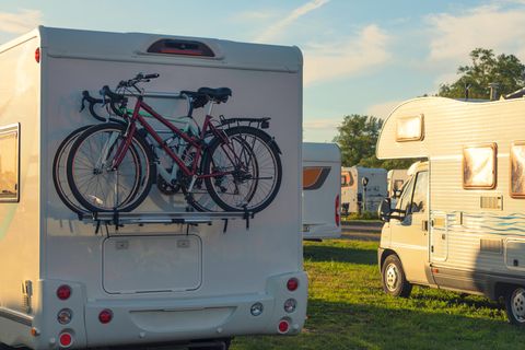 Wohnwagen und Wohnmobil stehen nebeneinander
