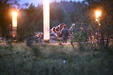 Leuchtquellen beleuchten Teile des abgestürzten Privatjets in der Nähe des Dorfes Kuschenkino in der Region Twer