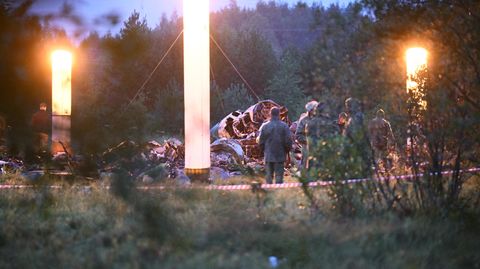 Leuchtquellen beleuchten Teile des abgestürzten Privatjets in der Nähe des Dorfes Kuschenkino in der Region Twer