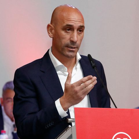Luis Rubiales hat entgegen der Erwartungen nicht seinen Rücktritt verkündet. Er erntete scharfe Kritik, nachdem er die frisch gebackene Fußballweltmeisterin Jeniffer Hermoso bei der Siegerehrung auf den Mund geküsst hatte. 