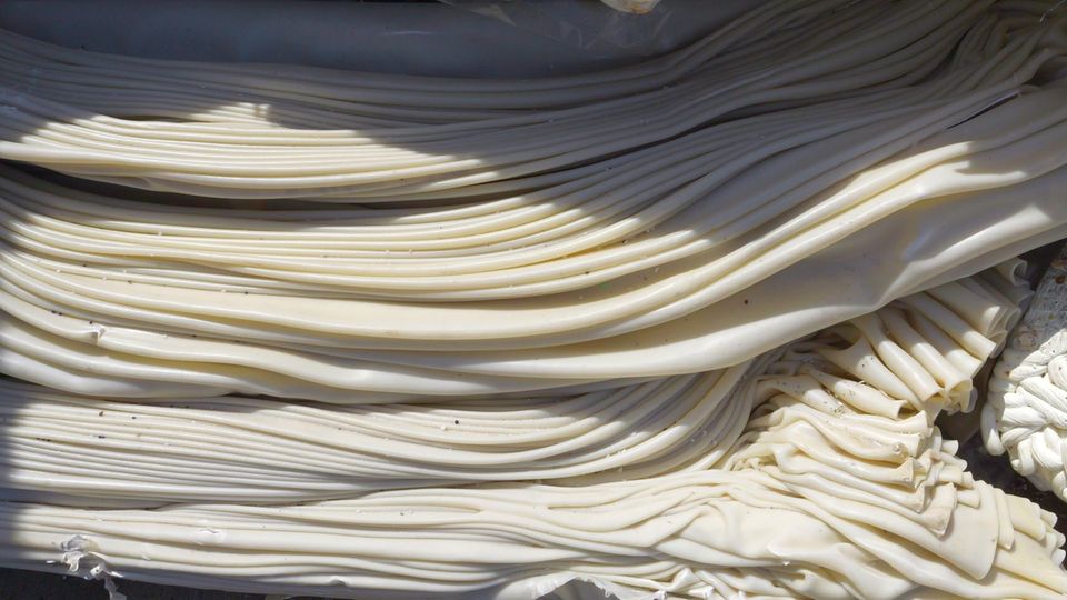 Plastikmüll Was aussieht wie ein Stapel Tischdecken, sollten einmal Folien werden. 