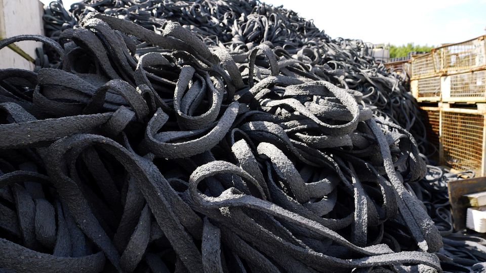 Ein Haufen von langen Würsten aus grauem Plastik