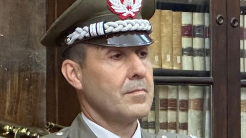 General Roberto Vannacci steht vor einem Bücherregal und schaut ernst