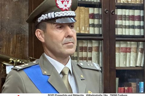 General Roberto Vannacci steht vor einem Bücherregal und schaut ernst