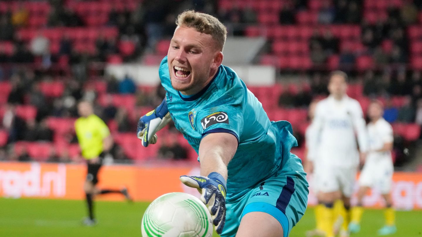 Torwart Daniel Peretz streckt sich und greift mit Links nach dem Ball