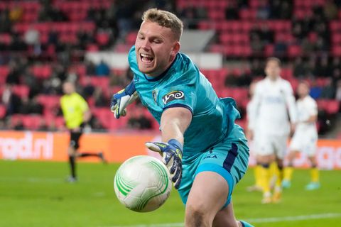 Torwart Daniel Peretz streckt sich und greift mit Links nach dem Ball