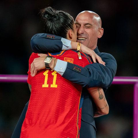 Spielerin Jennifer Hermoso und Präsident Luis Rubiales nach Spaniens WM-Sieg in Sydney