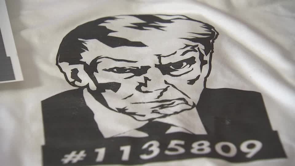 Video: Mützen, Tassen, T-Shirts: Mug Shot auf Merchandise