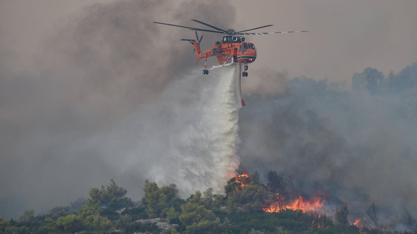 Ein Hubschrauber wirft Wasser über einem Waldbrand in Griechenland ab