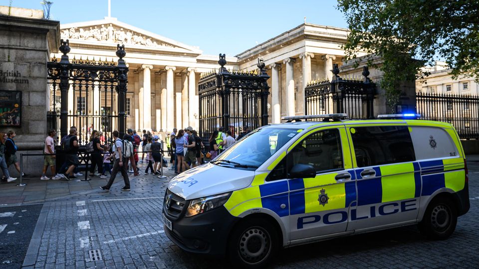 Ein Polizeiauto vor dem British Museum in London