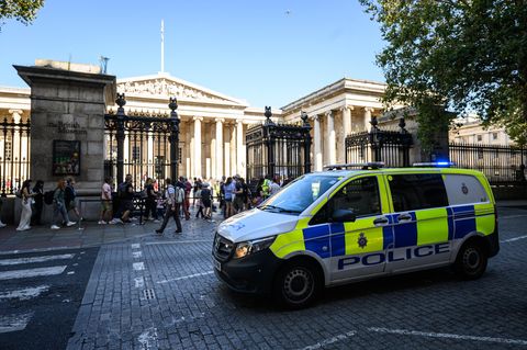 Ein Polizeiauto vor dem British Museum in London