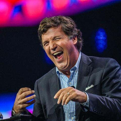 Tucker Carlson spricht am 15. Juli 2023 auf der Konferenz von Turning Point Action