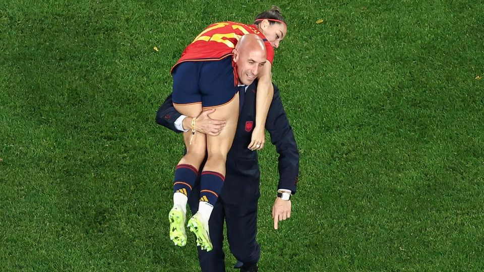 Luis Rubiales und Nationalspielerin Athenea del Castillo Beivide nach dem WM-Sieg in Sydney