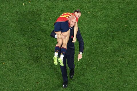 Luis Rubiales und Nationalspielerin Athenea del Castillo Beivide nach dem WM-Sieg in Sydney