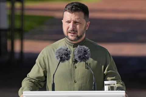 Ukraine, Kiew: Wolodymyr Selenskyj, Präsident der Ukraine, spricht bei einer Feier zum Unabhängigkeitstag