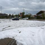 Der Parkplatz eines Supermarktes in Kissing war komplett mit Hagel bedeckt. Die Polizei berichtete von Fußgängern, die von Hagelkörnern verletzt worden seien. Eine ältere Dame sei wegen des Hagels gestürzt.