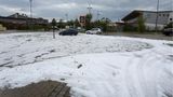 Der Parkplatz eines Supermarktes in Kissing war komplett mit Hagel bedeckt. Die Polizei berichtete von Fußgängern, die von Hagelkörnern verletzt worden seien. Eine ältere Dame sei wegen des Hagels gestürzt.