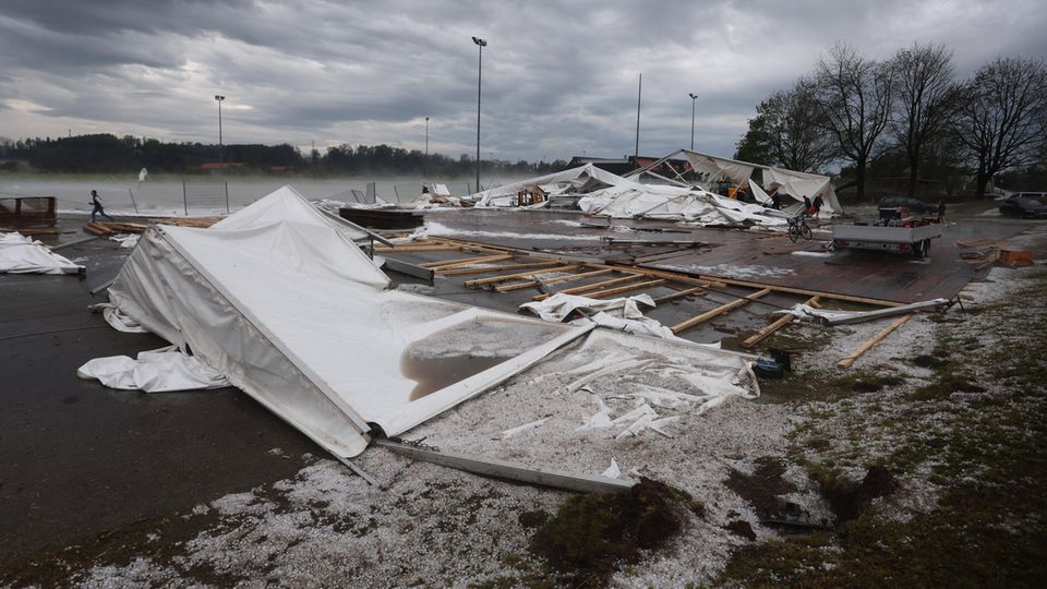 Unwetter In Bayern: Zwölf Verletzte, Massive Schäden Und Ein ...