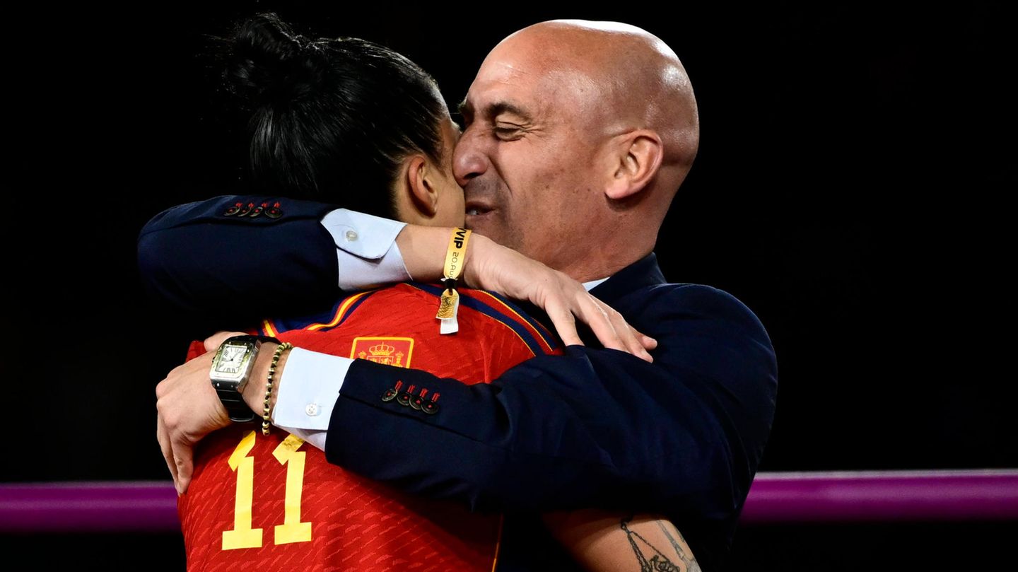 Der spanische Fußballpräsident Luis Rubiales und die Spielerin Jennifer Hermoso nach dem WM-Sieg in Sydney