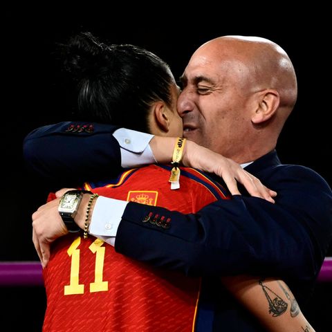 Der spanische Fußballpräsident Luis Rubiales und die Spielerin Jennifer Hermoso nach dem WM-Sieg in Sydney