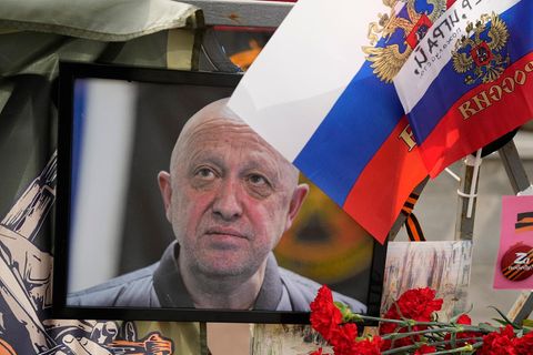 Russland, Moskau: Ein Porträt von Jewgeni Prigoschin steht an einer informellen Gedenkstelle in der Nähe des Kremls.