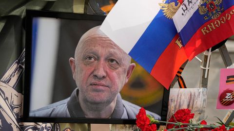 Russland, Moskau: Ein Porträt von Jewgeni Prigoschin steht an einer informellen Gedenkstelle in der Nähe des Kremls.