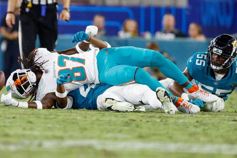 Daewood Davies von Miami Dolphins wurde von seinem Gegenspieler hart aus dem Spiel gecheckt