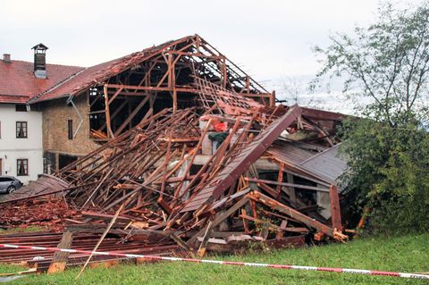 Die schwere Gewitterfront hat am Wochenende im südlichen Bayern gewütet. In Bad Endorf nahe dem Chiemsee hielt ein ganzes Haus den heftigen Windböen nicht stand.
