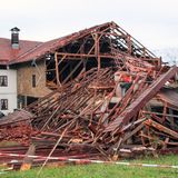 Die schwere Gewitterfront hat am Wochenende im südlichen Bayern gewütet. In Bad Endorf nahe dem Chiemsee hielt ein ganzes Haus den heftigen Windböen nicht stand.
