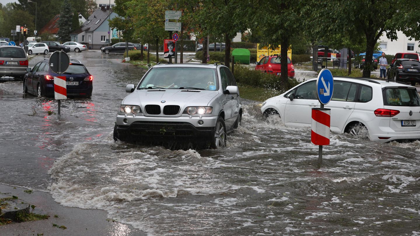 Teilweise kam es durch das tosende Unwetter zu Überschwemmungen wie hier in Augsburg