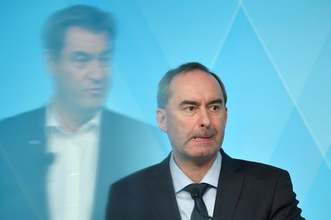 Hubert Aiwanger zerknirscht