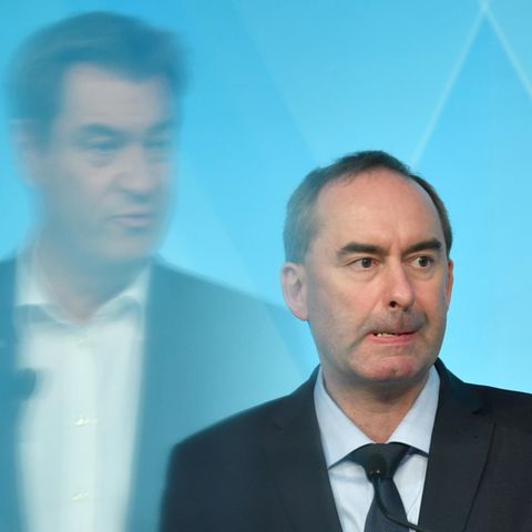 Hubert Aiwanger zerknirscht