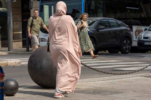 Frau in Abaya