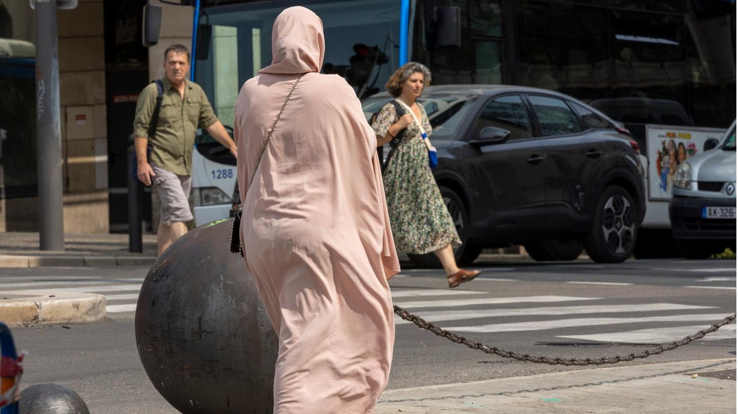 France wants to ban Islamic overgarments “abayas” in schools