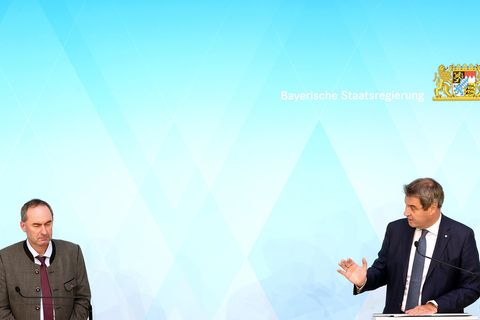 Markus Söder (r, CSU), Ministerpräsident von Bayern neben Hubert Aiwanger (Freie Wähler), Wirtschaftsminister von Bayern