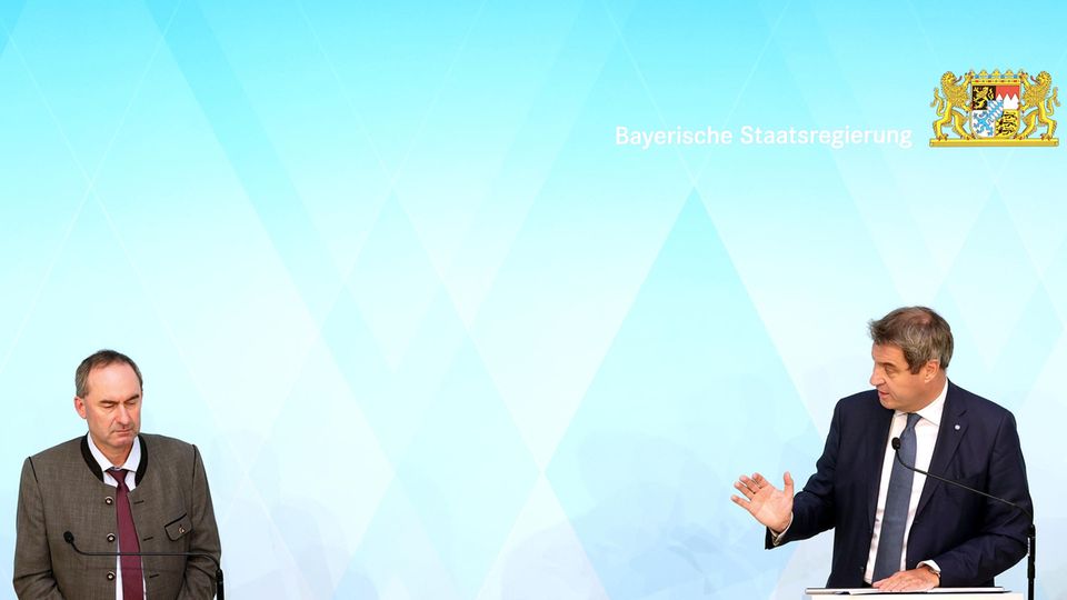 Markus Söder (r, CSU), Ministerpräsident von Bayern neben Hubert Aiwanger (Freie Wähler), Wirtschaftsminister von Bayern