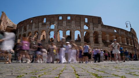 Menschen vor dem Kolosseum in Rom