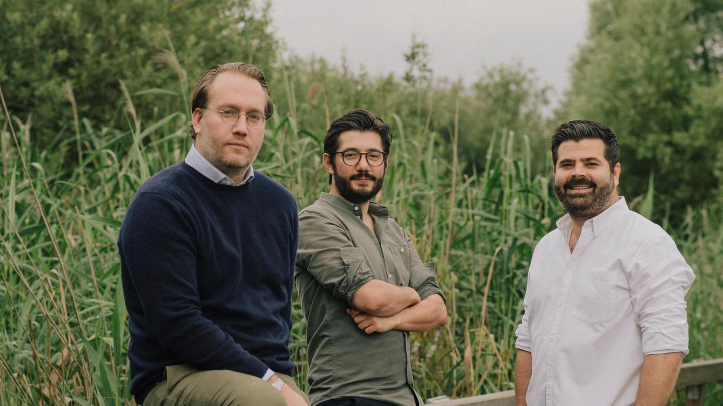 Christopher Eilers, Johann Ahlers und Julian Trautwein (von links) wollten endlich raus aus dem Großstadt-Trott und haben deshalb ihr eigenes Unternehmen gegründet. Jetzt vermieten sie Cabins an gestresste Großstädter, um ihnen die wohlverdiente Auszeit in der Natur zu ermöglichen.
