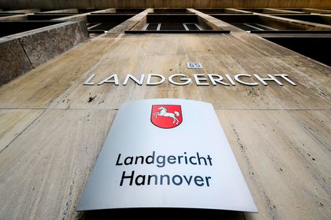 Ein Schriftzug und ein Schild hängen am Landgericht Hannover
