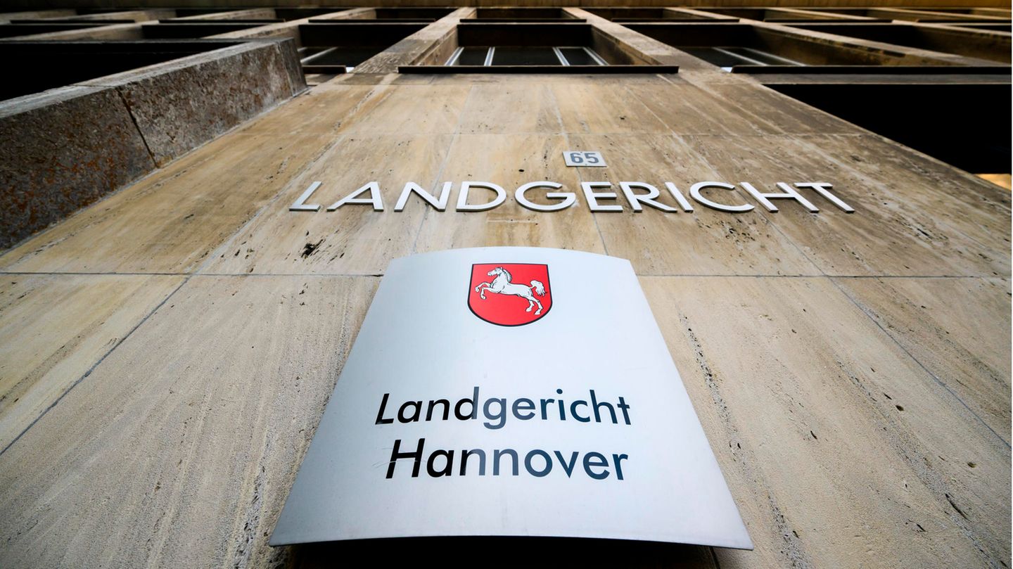 Ein Schriftzug und ein Schild hängen am Landgericht Hannover