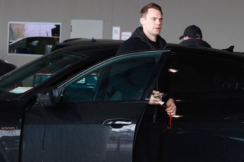 Manuel Neuer vom FC Bayern steigt aus seinem Audi-Dienstwagen
