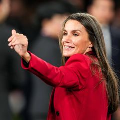Königin Letizia von Spanien winkt und lacht